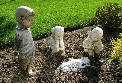 Natural composition of statues by Billy V